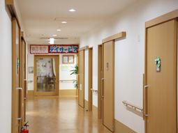明るい廊下と案内掲示