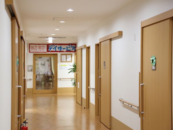 明るい廊下と案内掲示