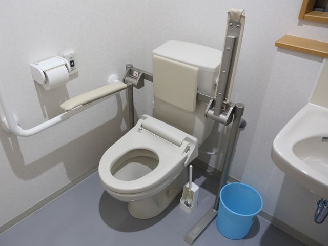 バリアフリー対応トイレ トイレ 手すり付きの清潔な空間を備えたトイレです。安全で快適な日々をサポートする設備が整っています。