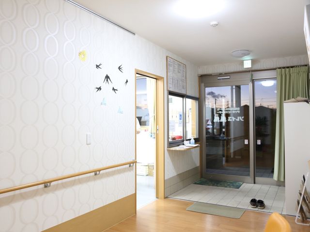 明るいエントランスの風景 受付 ゆったりとしたエントランスは、訪れる方を温かく迎え入れます。壁には季節感のあふれる装飾が施されており、訪問者に心地よい印象を与えています。