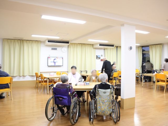 明るい食堂の様子 食堂 広々とした食堂では、皆さんがゆっくりと食事や会話を楽しんでいます。清潔感のあふれる空間でのびのびと過ごせる環境が整っており、働く上で心地よい空気感を味わえます。