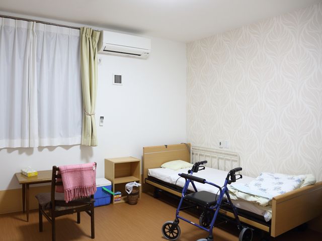 ゆったりした個室の居室 居室 広々とした個室には、生活に必要な家具が整えられ、歩行器も置ける余裕があります。快適なプライベート時間を過ごせる空間です。