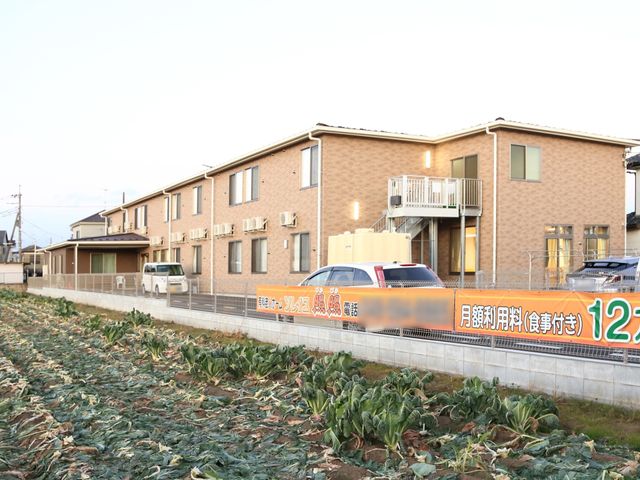 広々とした外観の居宅 外観 広々とした居宅で落ち着いた色合いが特徴です。キャリアを積むには、整った環境が整っていることが伺えます。