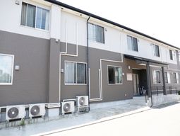茶色の建物の外観