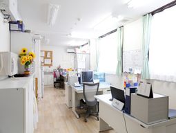 明るい職員室の様子
