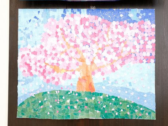 壁に掛けられた桜のモザイクアート