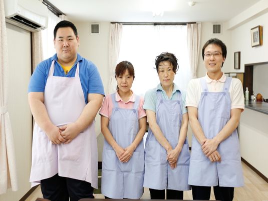 スタッフ4人並ぶ室内