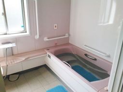 バリアフリー設計の浴室