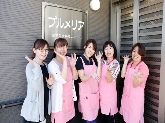 スタッフの笑顔が輝くロビー