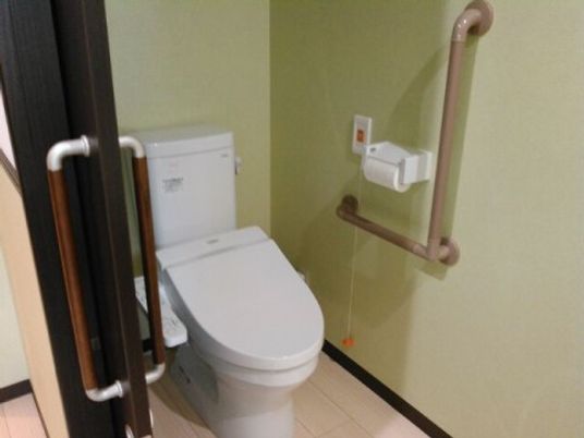 手すり付きトイレの一角