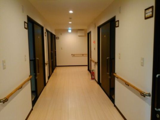 清潔な施設の廊下