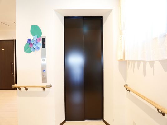 エレベーターと手すりのある廊下