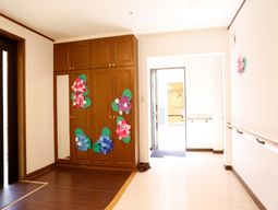 花飾りのついた廊下