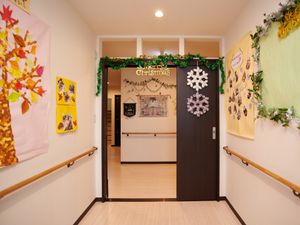 季節感ある廊下の装飾