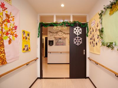 季節感ある廊下の装飾