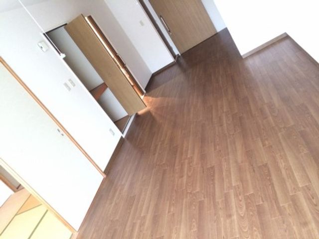 明るく広々とした居室 居室 ゆとりある空間設計の居室です。床の木目も落ち着いた雰囲気を醸し出しており、快適な個室時間を過ごせます。