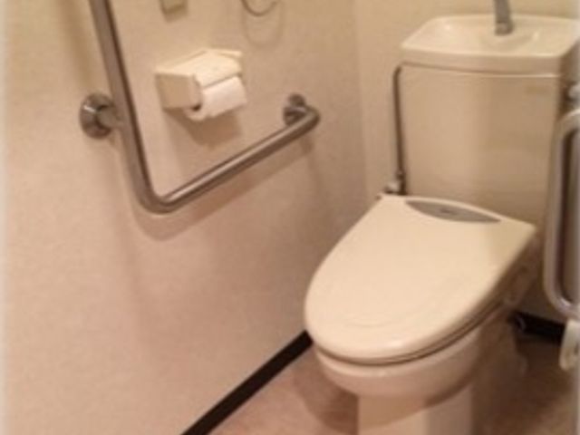 バリアフリー設計のトイレ トイレ 手すりが設置され、安心して使用できる清潔なトイレです。職員としての働きがいを感じる細やかな設計に注目です。