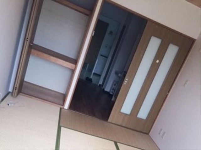 和室の居室と廊下 和室 明るい和室があり、生活しやすい間取りが確保されています。畳の香りと木の温もりで、穏やかな時間を過ごせます。