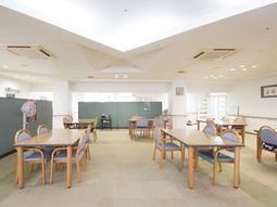 明るい食堂の様子