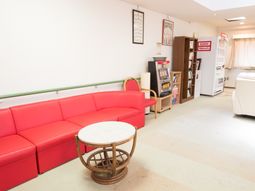 明るい待合室の様子