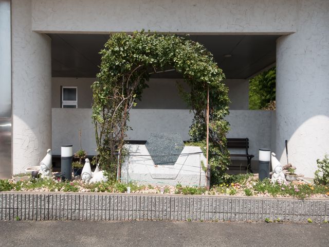 中庭の緑とベンチ 玄関 緑豊かな中庭では、季節感を感じながら、のんびりと休息をとることができます。静かな時間を過ごしたい方にお勧めのスペースです。