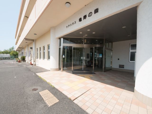 広々とした明るいエントランス 外観 ガラス張りで開放感がある入口部分です。お客様もスタッフも快適に出入りできる設計になっております。