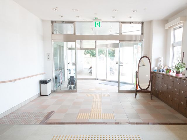 広々とした明るいエントランス 玄関 ゆったりしたエントランスは天井も高く、自然光が差し込む設計です。車椅子の方も楽に移動できる手すりが設けられています。