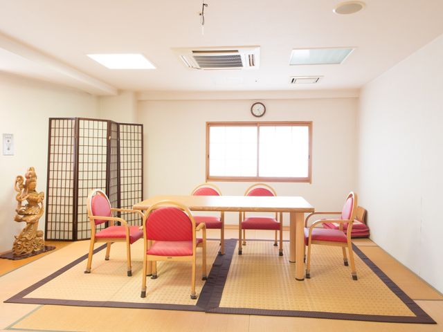 和室の居室の風景 談話室 明るく広々とした和室には、落ち着いた色合いの椅子やテーブルが配置され、日本の伝統的な雰囲気を感じさせる空間です。ゆったりとした時間をお過ごしいただけるでしょう。