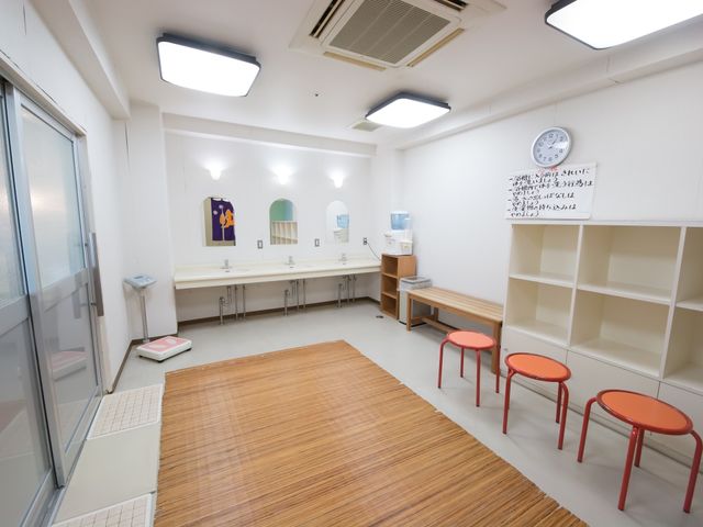 広々とした明るい機能訓練室 脱衣所 訓練器具が整えられた快適な機能訓練室です。床の畳みは足元を優しくサポートし、快適なリハビリ環境を整えています。