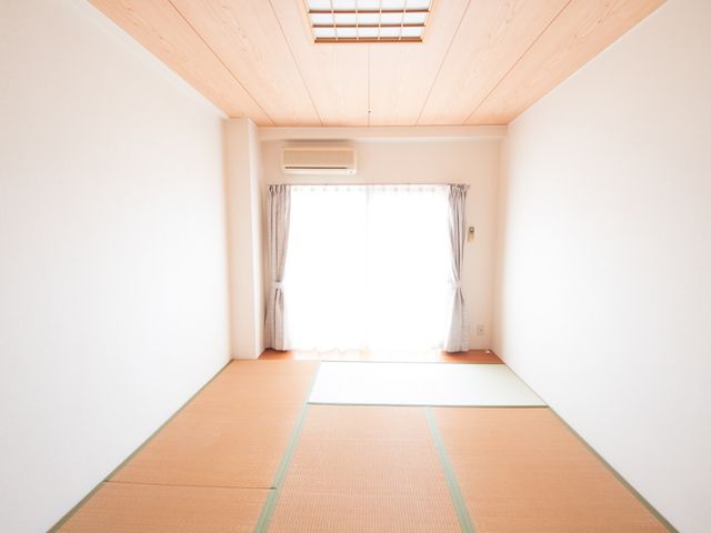 和室の清潔な居室 居室 落ち着きのある和室です。広々とした空間で、日々の生活をゆったりとお過ごしいただけます。