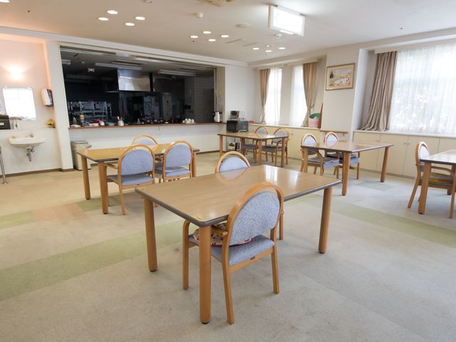 広々とした明るい食堂 食道 ゆとりあるダイニングルームは、窓から自然光が差し込み、穏やかな雰囲気で食事が楽しめる空間となっています。