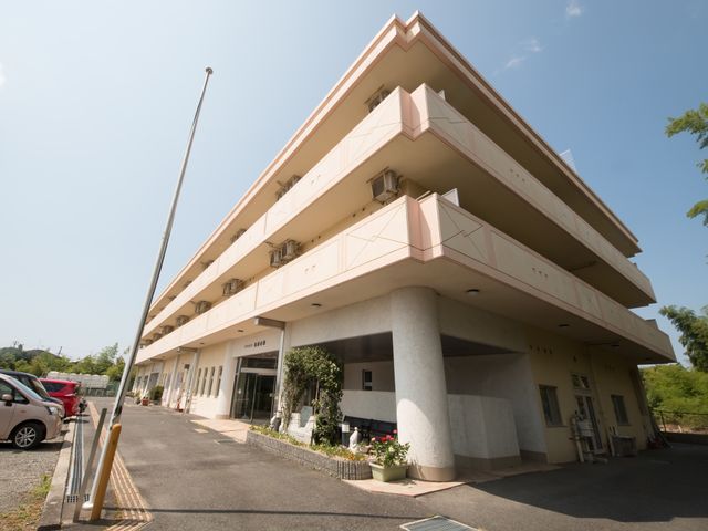 広々としたピンクの外観 外観 ゆったりとした空間が迎えるエントランスは、安心感を与える設計になっており、働く環境としても魅力的です。