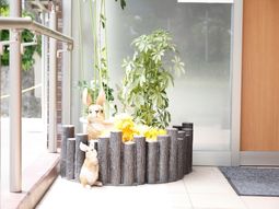 エントランスの緑とオブジェ