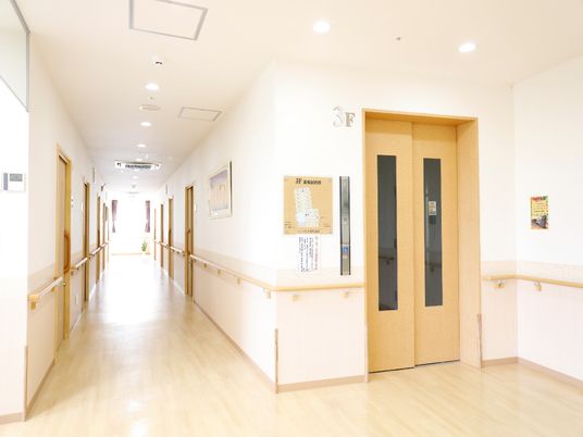 明るく清潔な廊下