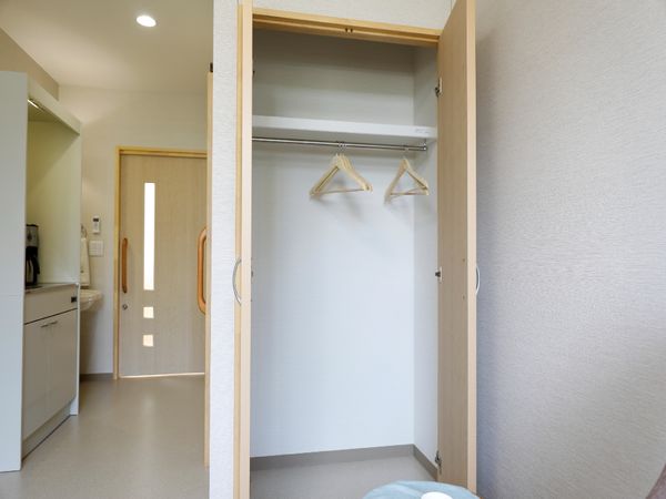 明るい居室のクローゼット