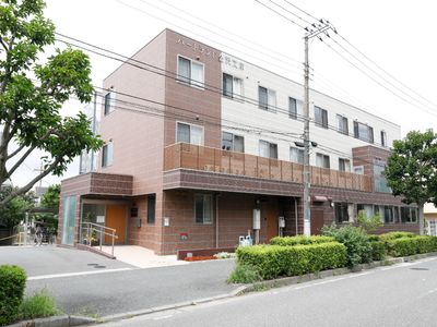 赤茶色の壁の建物外観