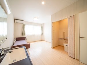 広々とした明るい居室