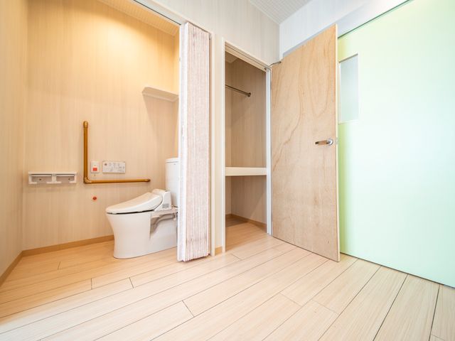 バリアフリーの快適トイレ 居室 手すり付きのトイレはゆったりとした空間で、安全に配慮された作りになっています。快適な日々をサポートする設備が整っております。