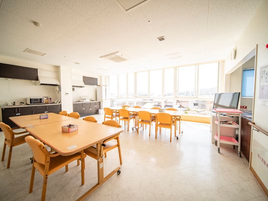 日当たりの良い広々ダイニング
