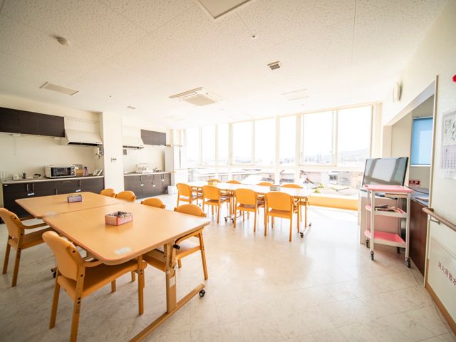 日当たりの良い広々ダイニング 食堂 ゆとりある空間のダイニングルームは、自然光がたっぷりと差し込み、明るい食事の時間を提供します。キッチンには最新の設備が整っていて、利用者の方の快適な暮らしをサポートします。