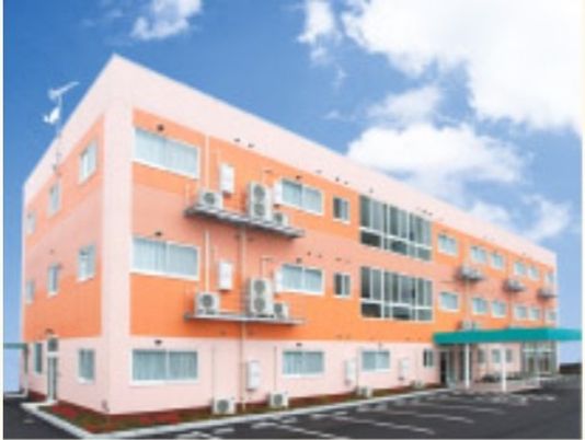 明るい色の建物の外観