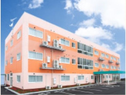 明るい色の建物の外観