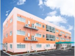 明るい色の建物外観