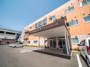 明るい日差しのエントランス