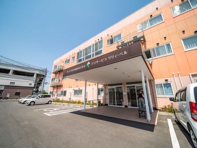 明るい日差しのエントランス