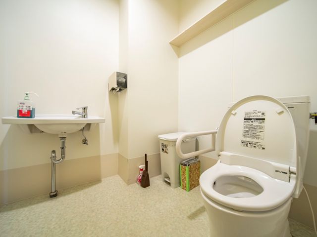手すり付き清潔なトイレ 共同トイレ 手すりが設置された広々としたトイレです。安心してご利用いただける配慮がされています。