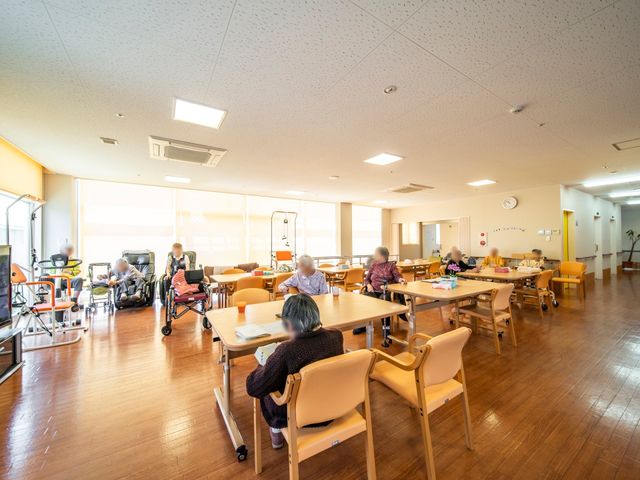 明るい共有ダイニング 食堂 光が差し込むダイニングでは、利用者の方がゆったりとした時間を過ごされています。キャリアを積むなら、そんな温かい雰囲気が自慢の職場です。
