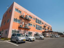 オレンジ色の建物外観