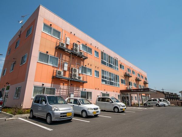 オレンジ色の建物外観