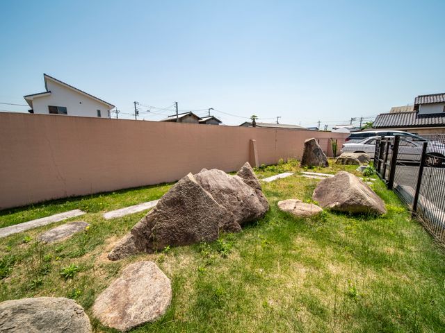 緑豊かな施設の庭 庭園 心地良い日差しを浴びながらのんびりできる、施設の静かな庭です。新緑が心を癒し、リラックスタイムを提供します。